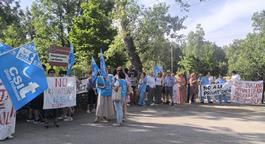 Pancartas contra la privatización de los albergues