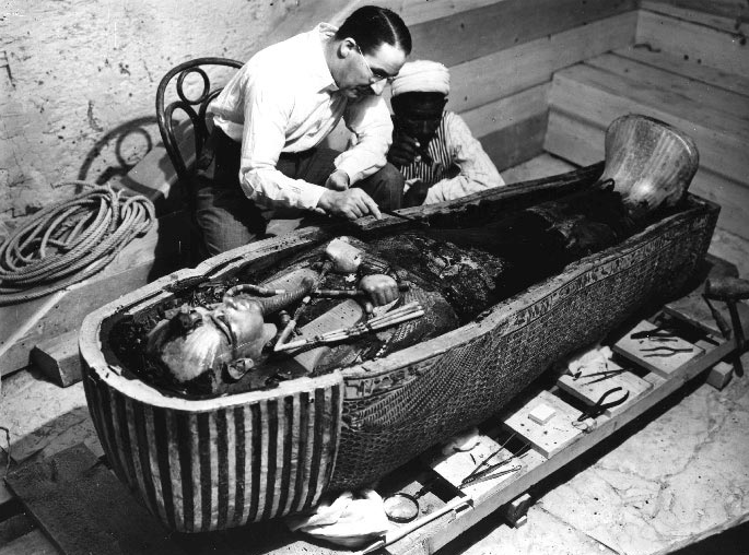 El explorador Howard Carter trabajando en el ataúd interior de Tutankamón 