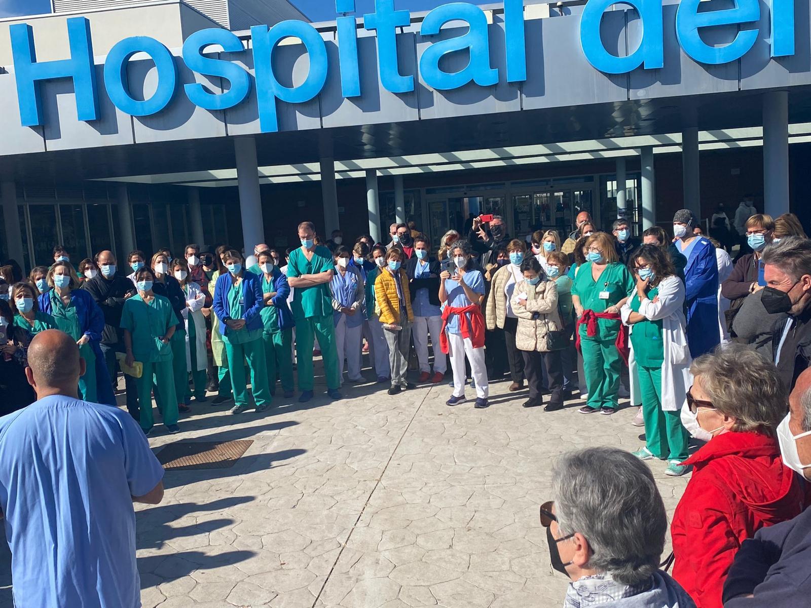 Sergio Viñas, portavoz de CSIT UNIÓN PROFESIONAL en el Hospital del Tajo explica los motivos de la concentración a todos los allí presentes